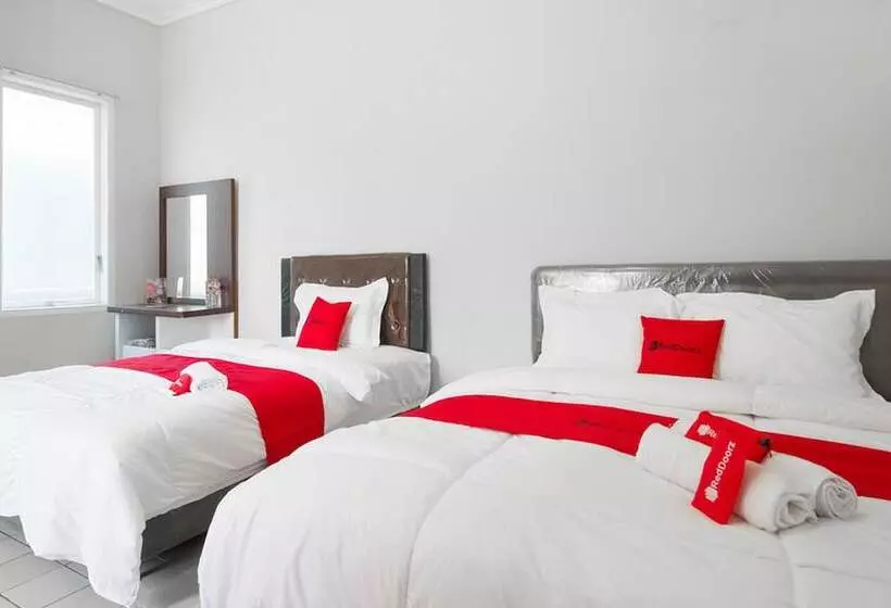 Hotelli Reddoorz Near Batik Tulis Celaket 2