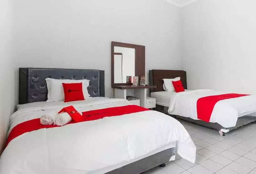 Hotelli Reddoorz Near Batik Tulis Celaket 2