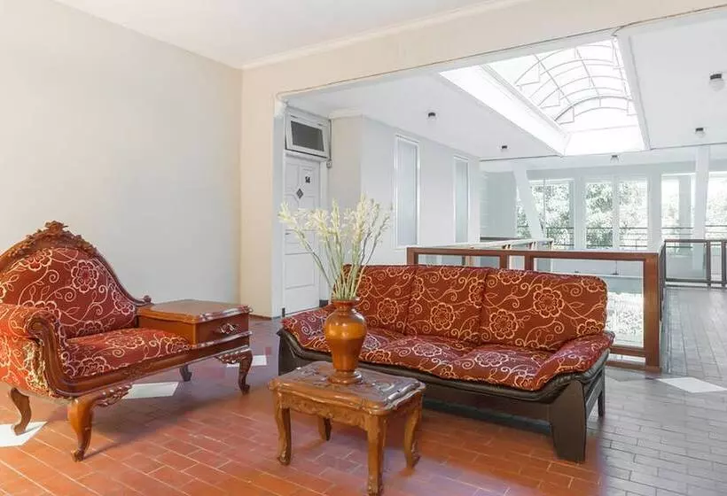 Hotelli Reddoorz Near Batik Tulis Celaket 2