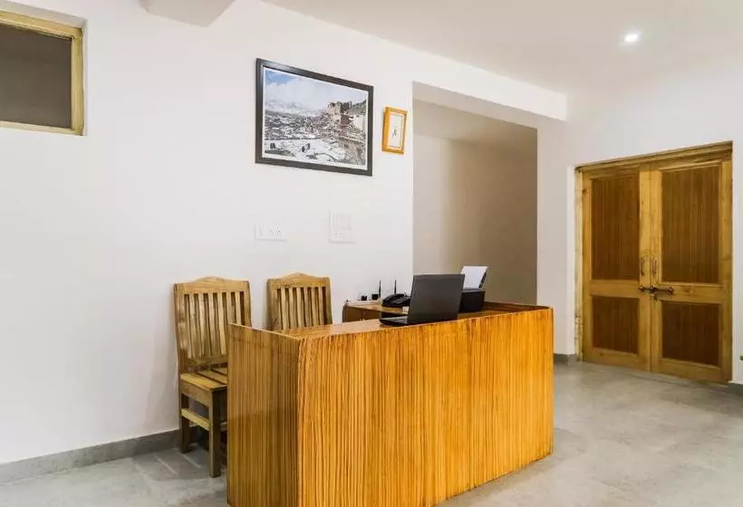 ホテル Oyo 72466  Charvi Inn