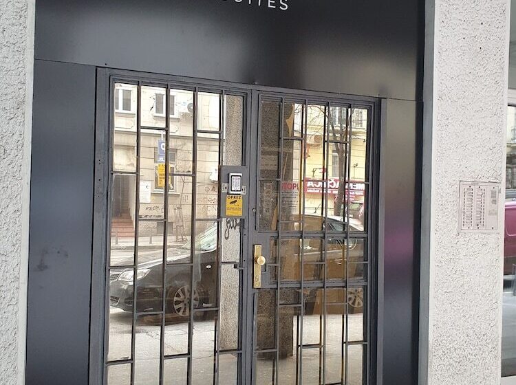 هتل Premium Crown Suites