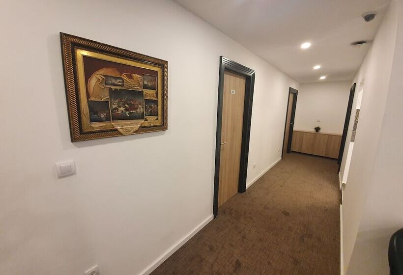 هتل Premium Crown Suites