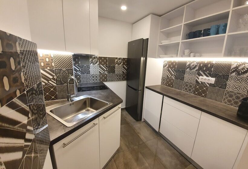 هتل Premium Crown Suites