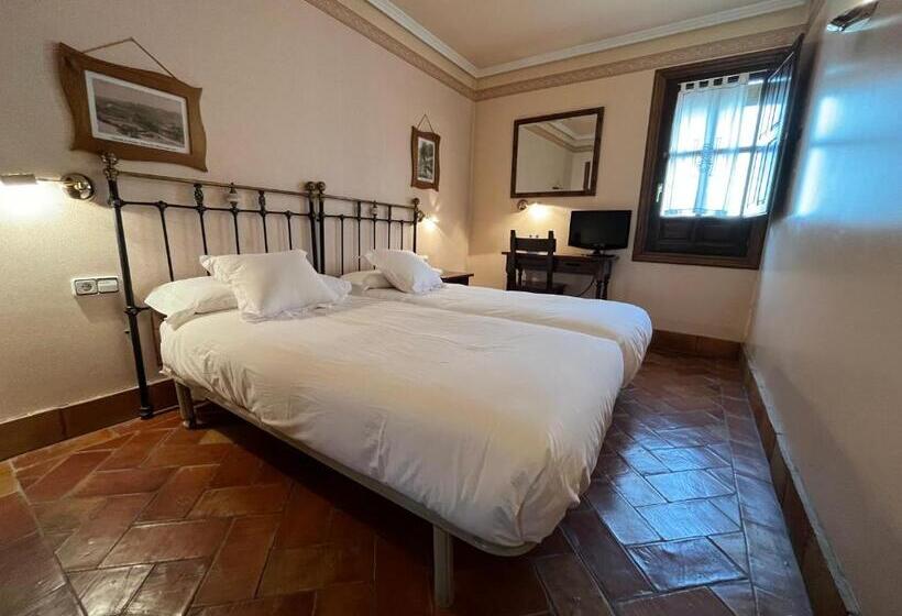 بنسيون Hospederia Sagasta