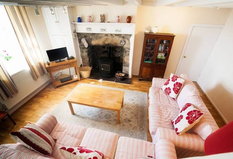 Arallt Holiday Cottage