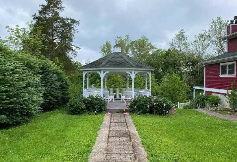 Plain & Fancy Bed & Breakfast