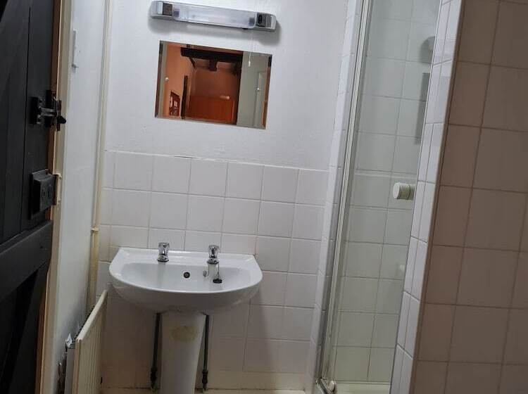 פונדק The Blue Cow