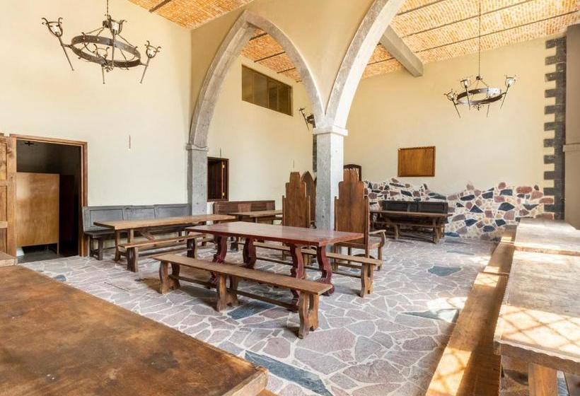 Отель Capital O Camelot