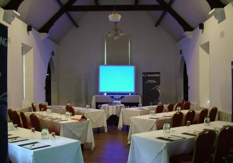 Отель Brooklodge & Macreddin Village