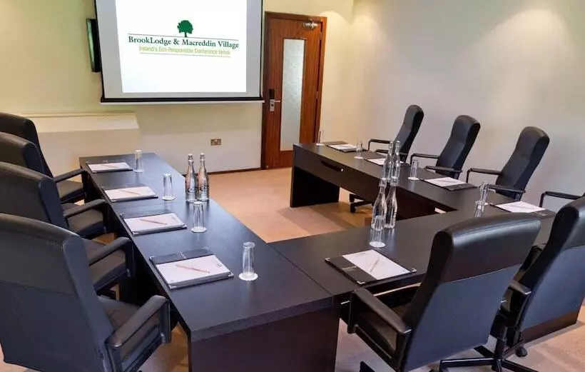 Отель Brooklodge & Macreddin Village