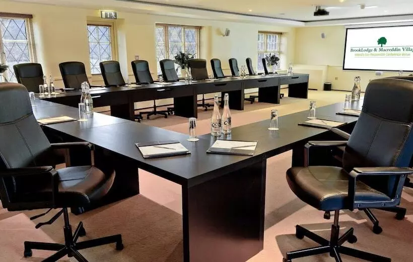 Отель Brooklodge & Macreddin Village