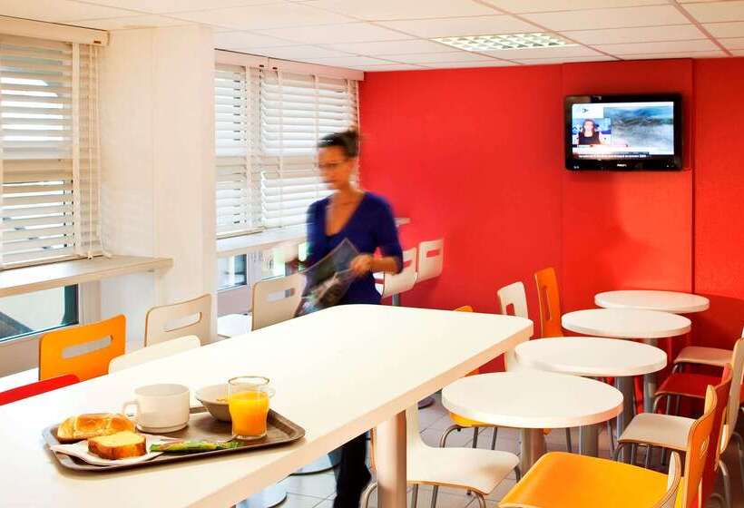 هتل Premiere Classe Versailles Saint Cyr L Ecole