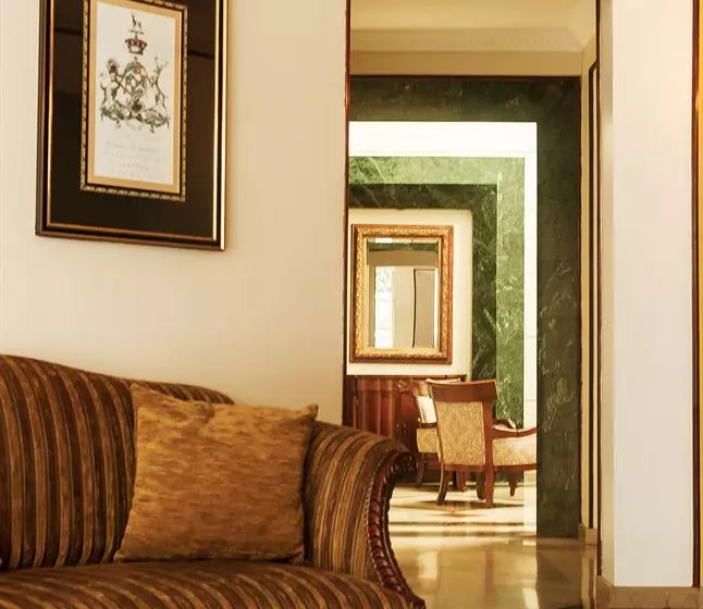 La Colina Suites Hotel