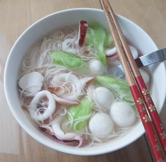 تختخواب و صبحانه Travel Light House