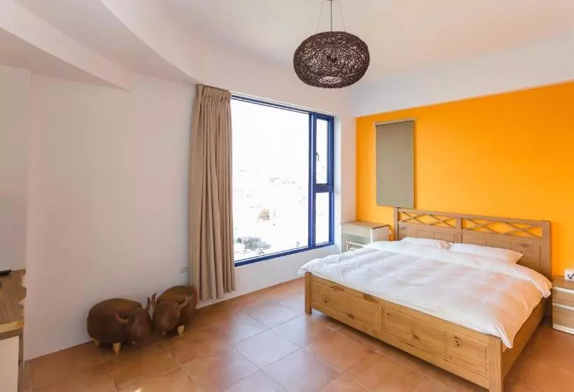 تختخواب و صبحانه Travel Light House