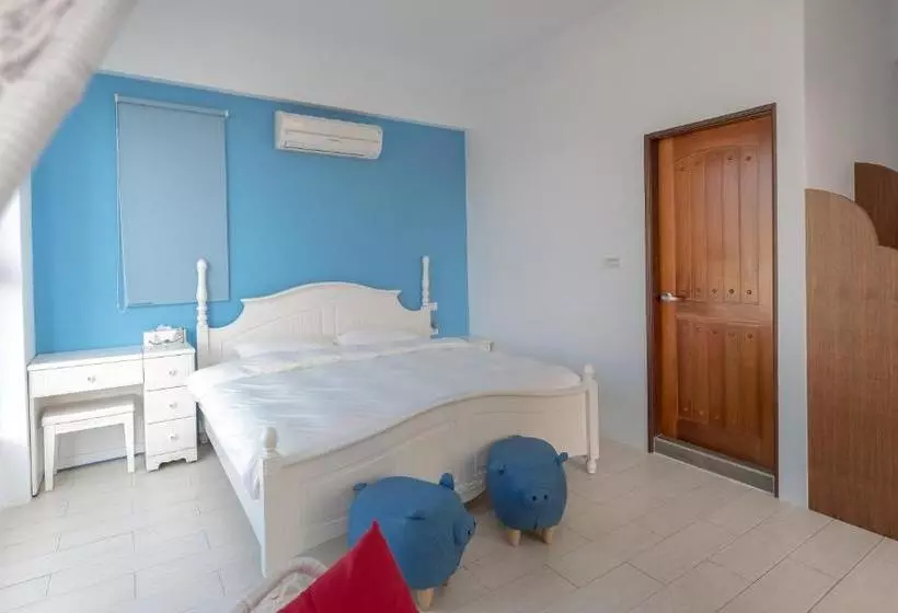 تختخواب و صبحانه Travel Light House