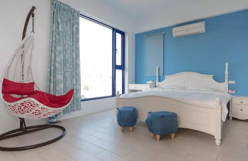 تختخواب و صبحانه Travel Light House