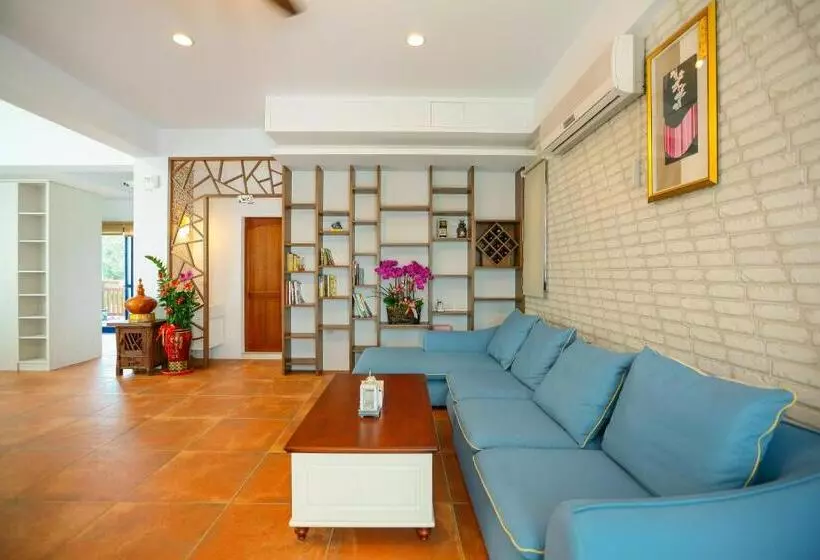 تختخواب و صبحانه Travel Light House