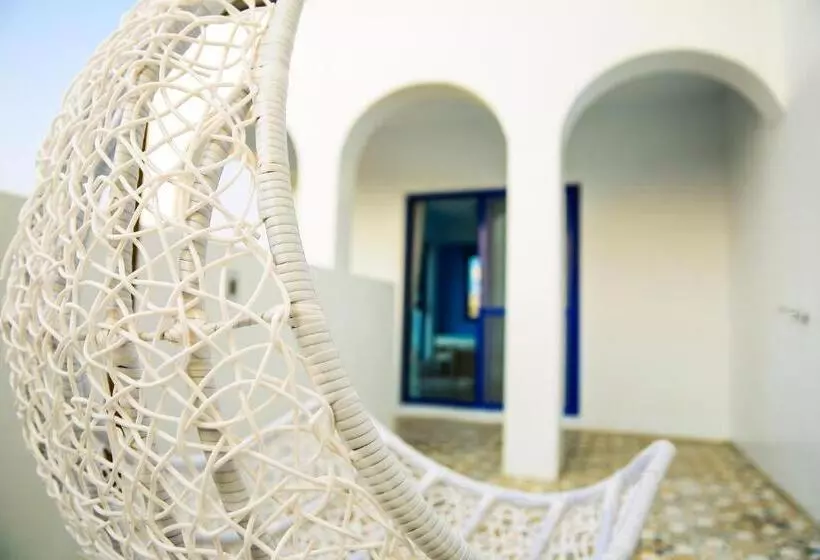 تختخواب و صبحانه Travel Light House