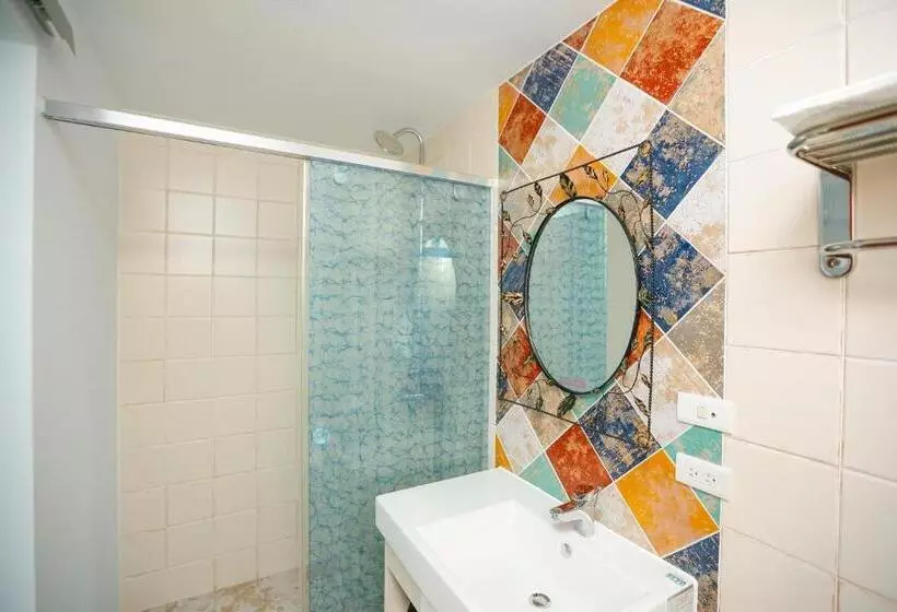 تختخواب و صبحانه Travel Light House