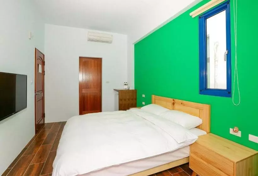 تختخواب و صبحانه Travel Light House