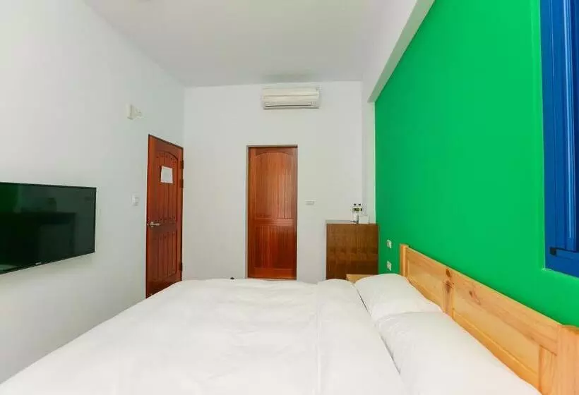 تختخواب و صبحانه Travel Light House