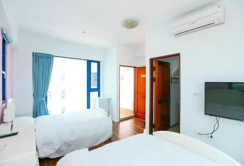 تختخواب و صبحانه Travel Light House