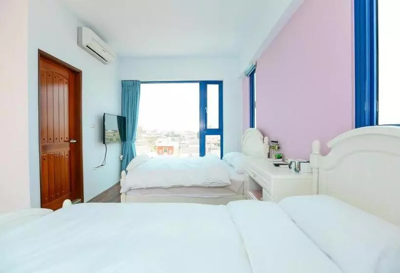 تختخواب و صبحانه Travel Light House