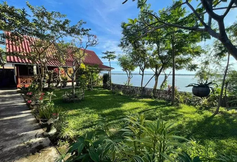 پانسیون Anouxa Riverview Guesthouse