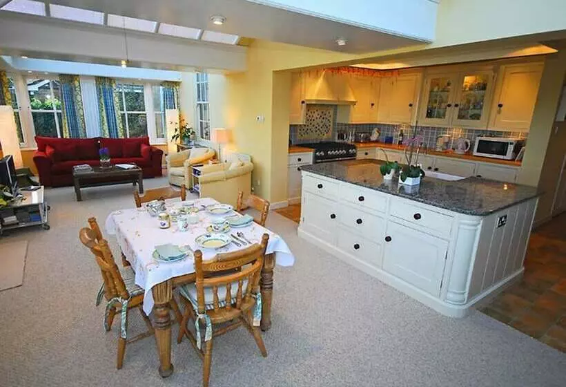 Norfolk House Bed And Breakfast