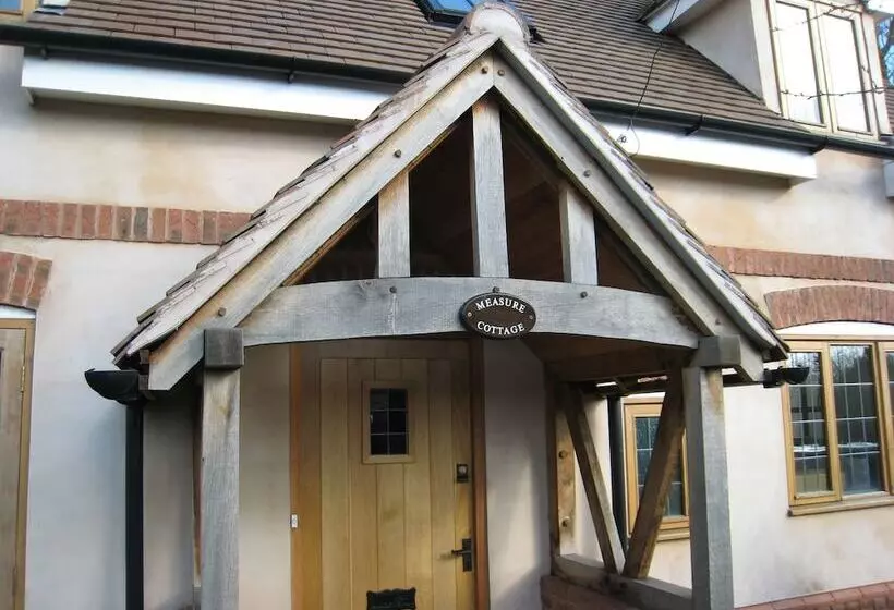 Measure Cottage   Sleeps Up To 5   Henley In Arden   Hot Tub