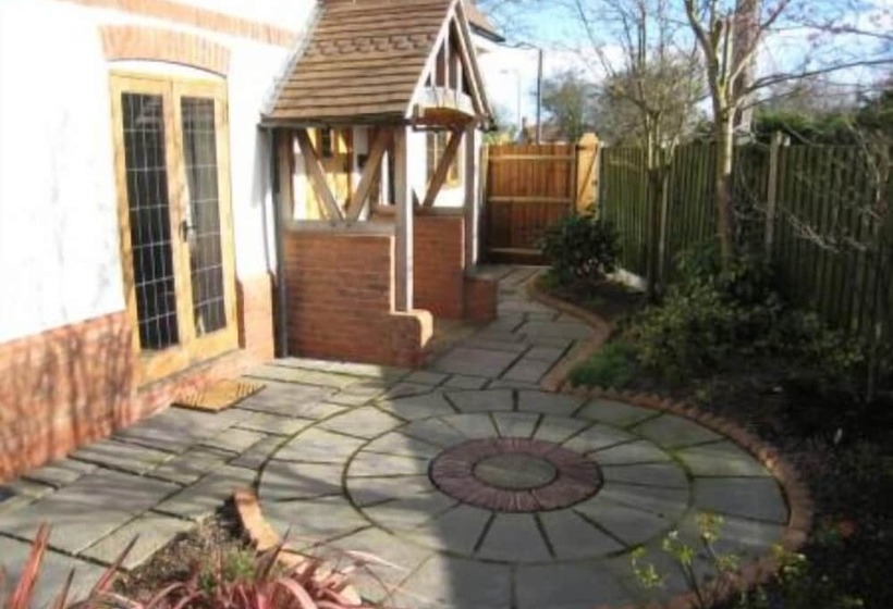 Measure Cottage Sleeps Up To 5 Henley In Arden Hot Tub