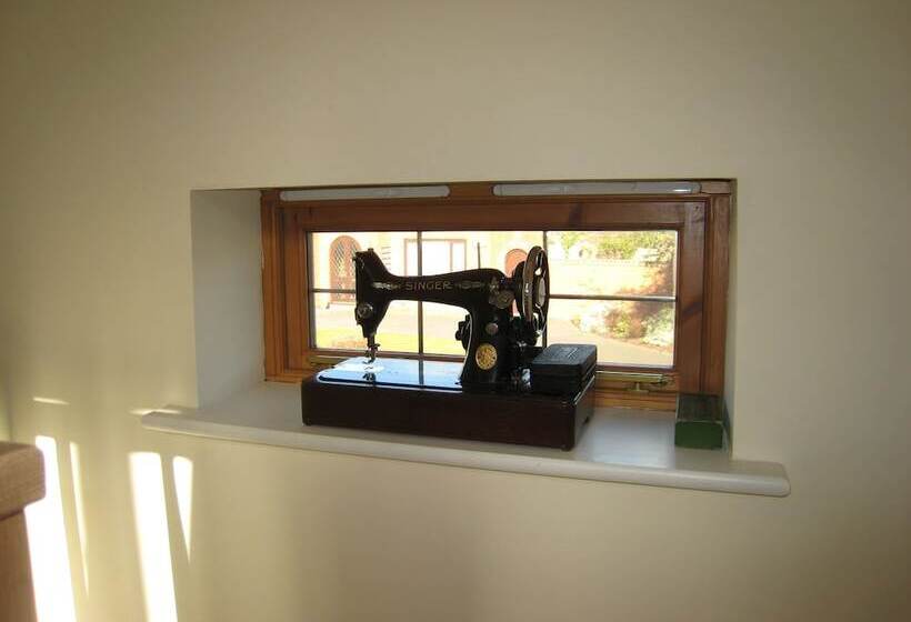 Measure Cottage Sleeps Up To 5 Henley In Arden Hot Tub