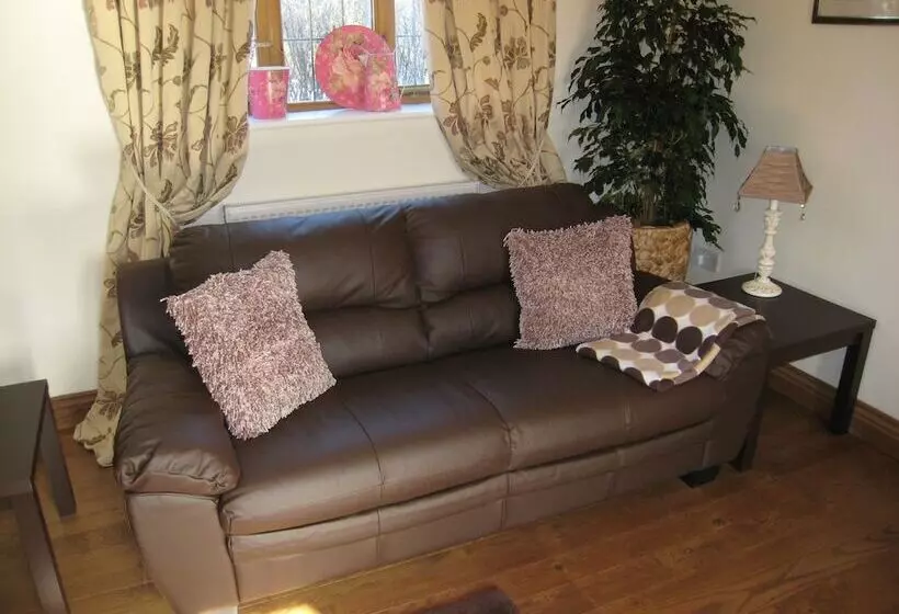 Measure Cottage   Sleeps Up To 5   Henley In Arden   Hot Tub