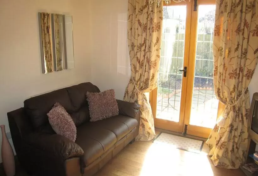 Measure Cottage   Sleeps Up To 5   Henley In Arden   Hot Tub