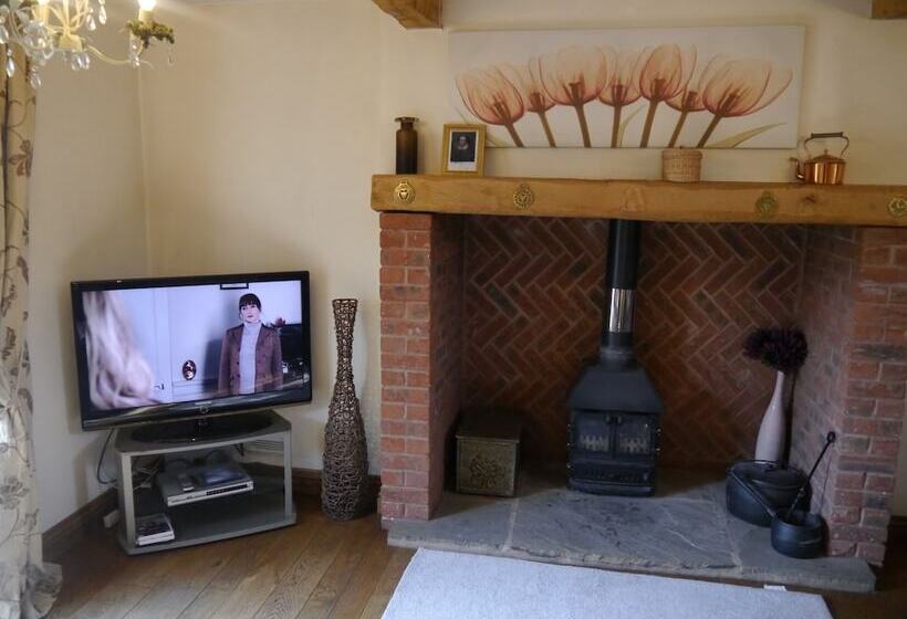 Measure Cottage Sleeps Up To 5 Henley In Arden Hot Tub