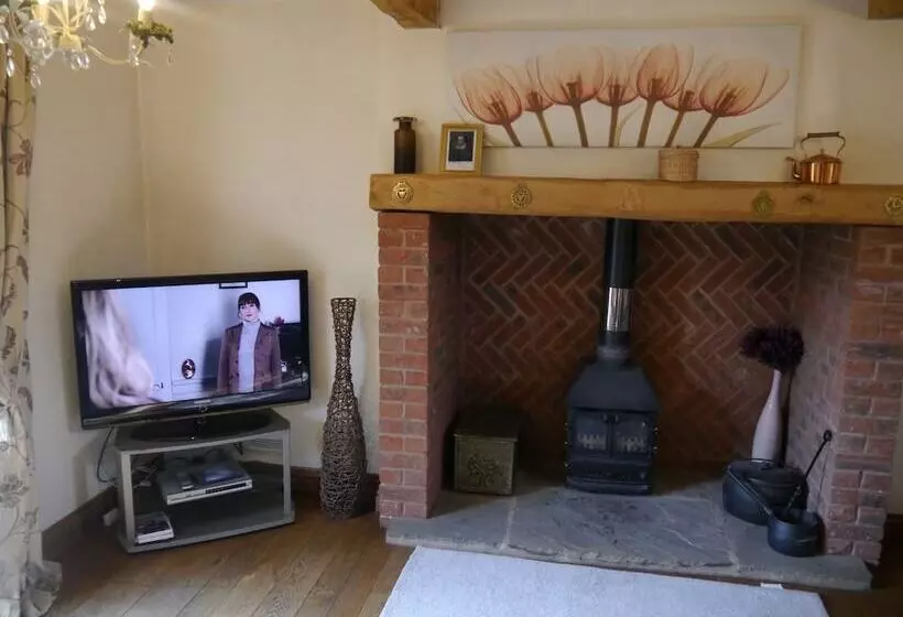 Measure Cottage   Sleeps Up To 5   Henley In Arden   Hot Tub