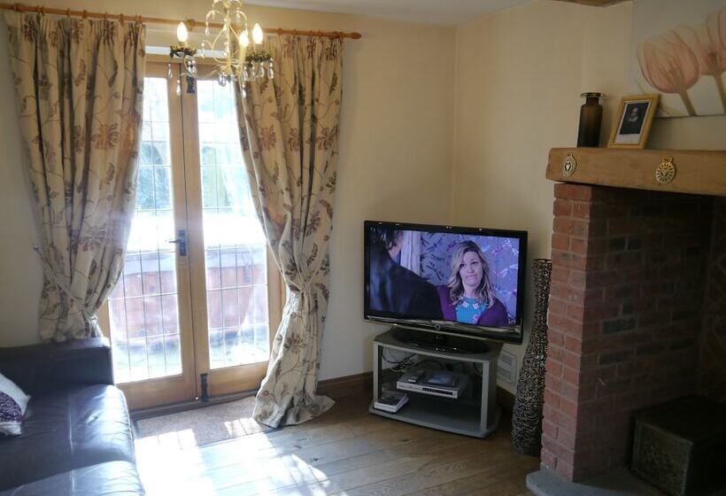 Measure Cottage Sleeps Up To 5 Henley In Arden Hot Tub