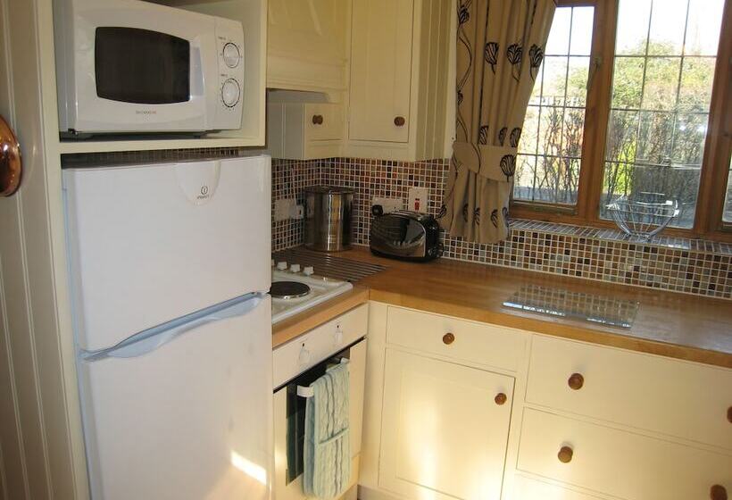 Measure Cottage Sleeps Up To 5 Henley In Arden Hot Tub