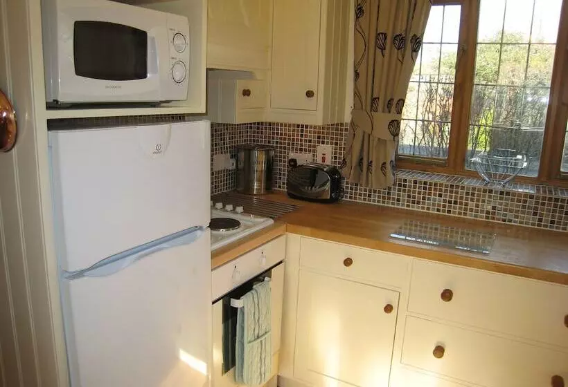 Measure Cottage   Sleeps Up To 5   Henley In Arden   Hot Tub