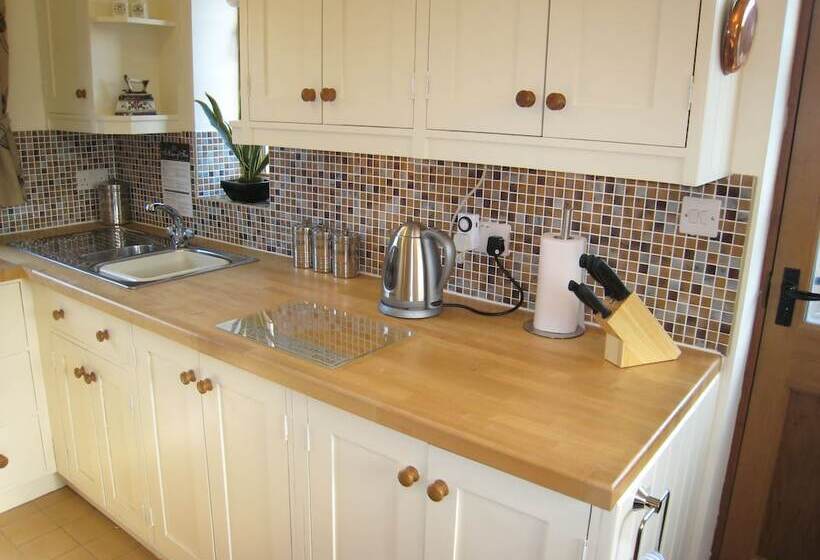 Measure Cottage Sleeps Up To 5 Henley In Arden Hot Tub