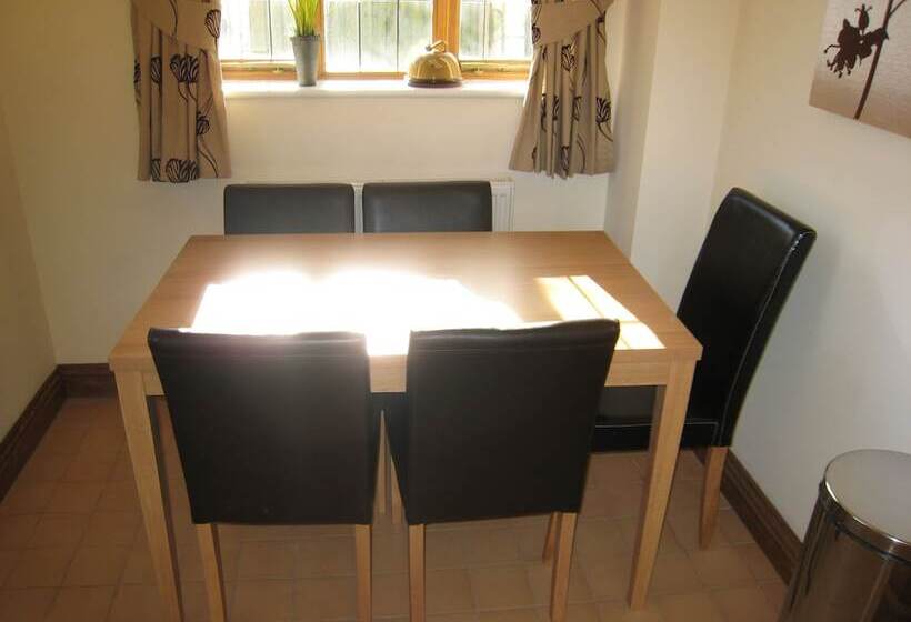 Measure Cottage Sleeps Up To 5 Henley In Arden Hot Tub