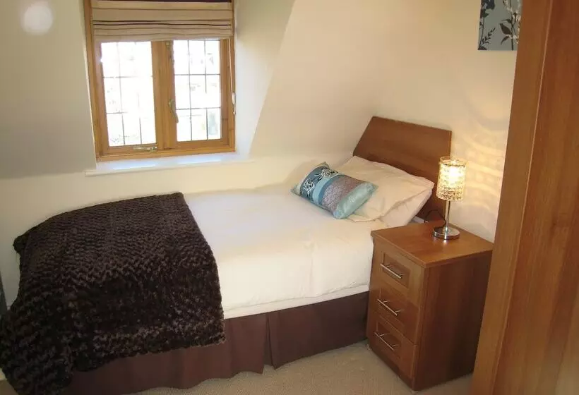 Measure Cottage   Sleeps Up To 5   Henley In Arden   Hot Tub