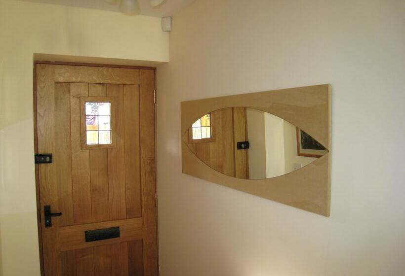 Measure Cottage Sleeps Up To 5 Henley In Arden Hot Tub