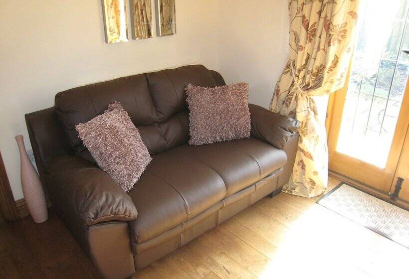 Measure Cottage Sleeps Up To 5 Henley In Arden Hot Tub