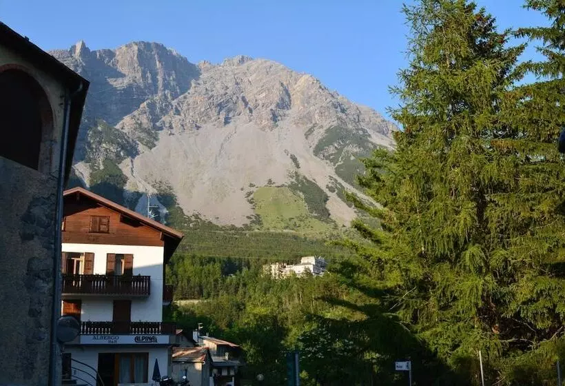 Hotelli Albergo Alpina