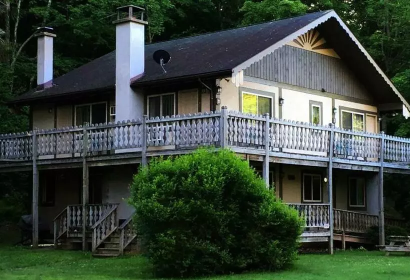 Lomakeskus Slide Mountain Forest House