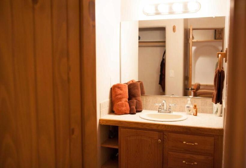 Shady Brook Inn Village/resort