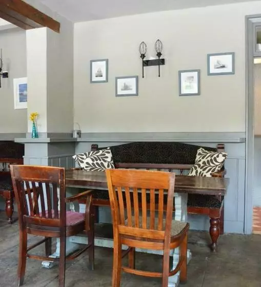 Retkeilymaja The Feathers