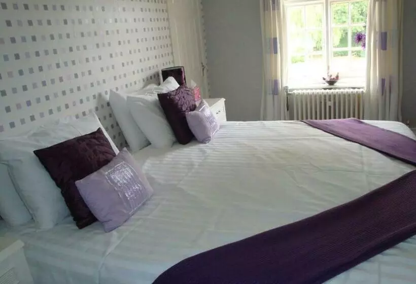 Retkeilymaja The Feathers